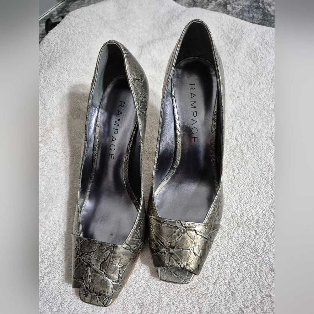 Rampage Women's Silver Textured Heels 7.5M
